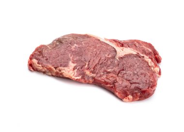Biyolojik taze biftek beyaz arka planda izole edilmiş.. 