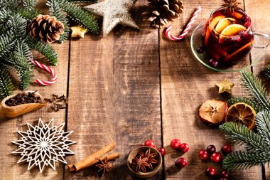 Noel şarabı ve baharatlar ahşap bir kırsal masada..