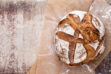 Koyu gri mutfak masasında taze pişmiş ekmek..