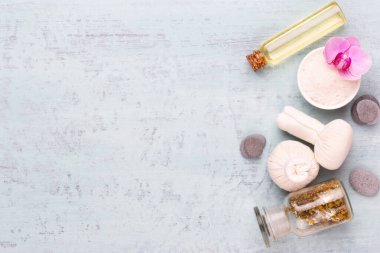 Spa aromaterapi kozmetik ürünler konsepti, metin için bir arkaplan, düzlük, yukarıdan görünüm.