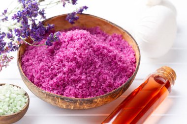 Doğal deniz tuzlu spa seti. Salon tedavisi daveti için spa konsepti veya şablonu. 