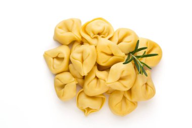 Çiğ makarna, otlu tortellini..