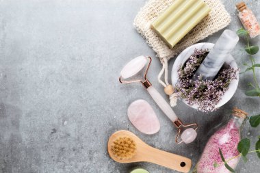 Kaplıca ve ev yapımı kozmetik ürünleri. Pastel arka planda kaplıca ürünleri olan şişeler.