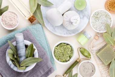 Spa ve banyo ev yapımı kozmetik ürünleri. Pastel arka planda kaplıca ürünleri olan şişeler, üst görünüm..