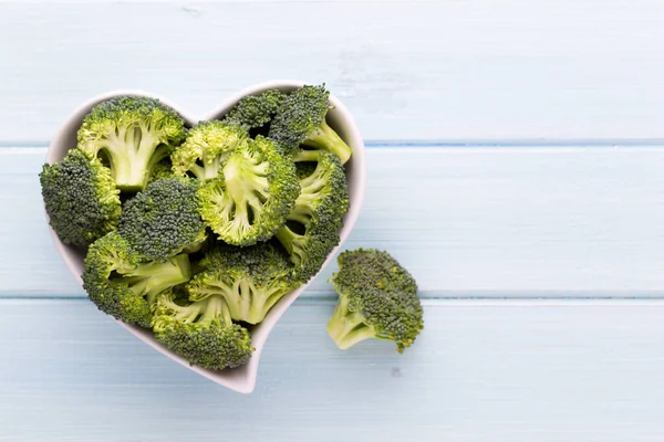 Brocoli Frais Dans Bol Forme Coeur Sur Fond Bois — Photo