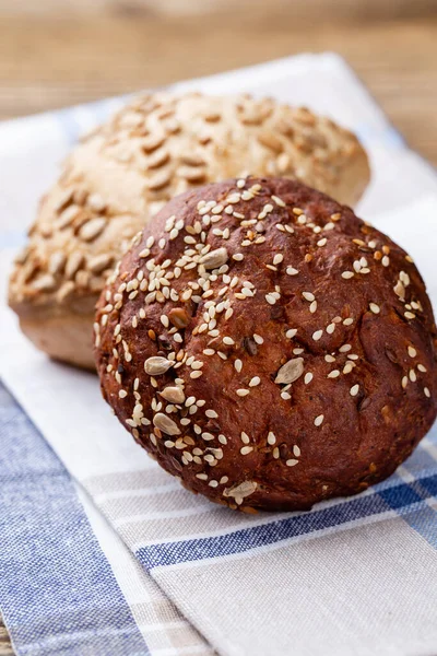 Frisch Gebackenes Brot Auf Dunkelgrauem Küchentisch Draufsicht — Stockfoto