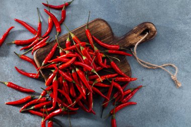 Pastel arka planı olan kırmızı biber deseni, kalıp arka plan tasarımı.