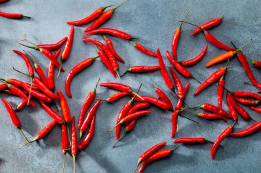 Pastel arka planı olan kırmızı biber deseni, kalıp arka plan tasarımı.