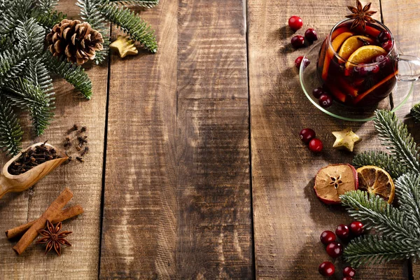 Χριστουγεννιάτικο Ζεστό Κρασί Μπαχαρικά Ξύλινο Ρουστίκ Τραπέζι — Φωτογραφία Αρχείου