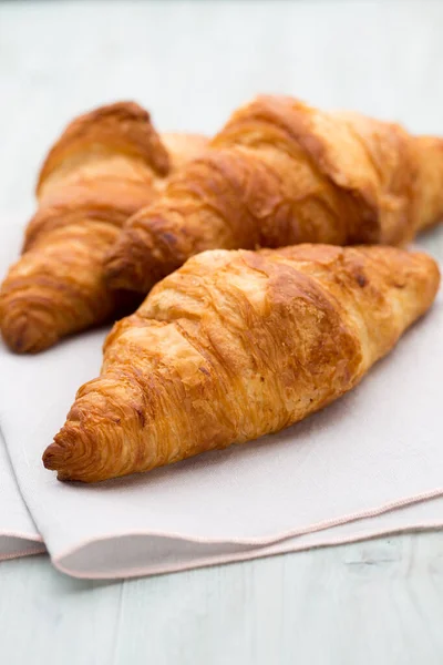 Ízletes Vajas Croissant Régi Asztalon — Stock Fotó