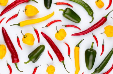 Pastel arka planı olan kırmızı biber deseni, kalıp arka plan tasarımı.