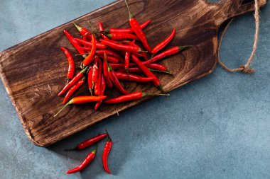 Pastel arka planı olan kırmızı biber deseni, kalıp arka plan tasarımı.