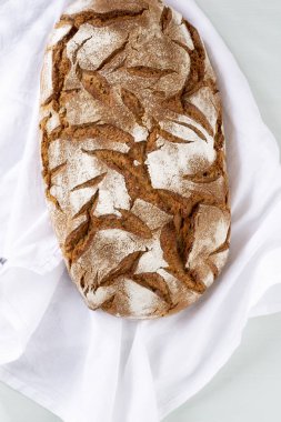 Taze pişmiş ev yapımı ekmek..