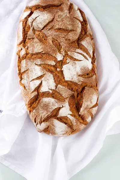 Taze pişmiş ev yapımı ekmek..