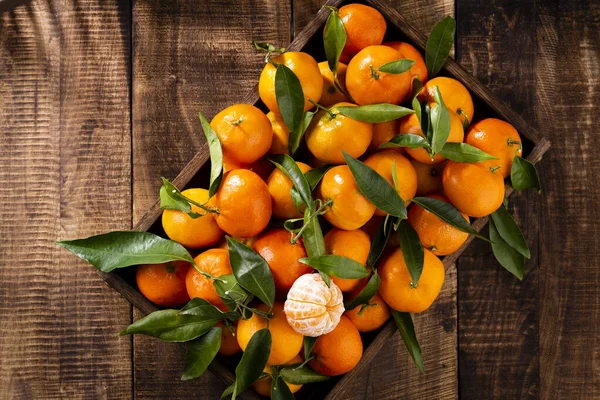 Fresh Mandarin Oranges Fruit Leaves Wooden Box Top View — Stock Photo, Image