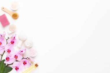 Spa aromaterapi kozmetik ürünler konsepti, orkide, bir metin için bir arkaplan, düz uzanma, yukarıdan görünüm.