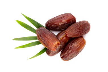 Kuru tarihler beyaz arkaplanda izole edilmiş. Üst Manzara. Düz uzanma deseni.