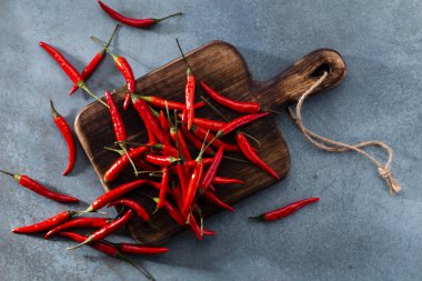 Pastel arka planı olan kırmızı biber deseni, kalıp arka plan tasarımı.