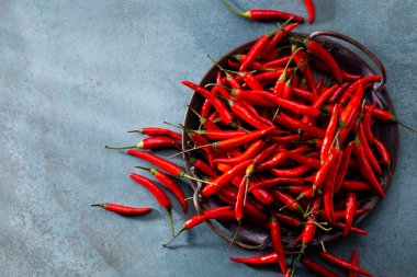 Pastel arka planı olan kırmızı biber deseni, kalıp arka plan tasarımı.