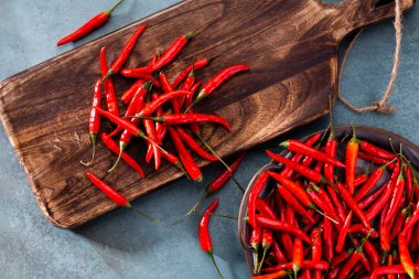 Pastel arka planı olan kırmızı biber deseni, kalıp arka plan tasarımı.