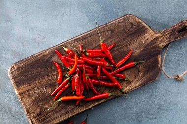 Pastel arka planı olan kırmızı biber deseni, kalıp arka plan tasarımı.