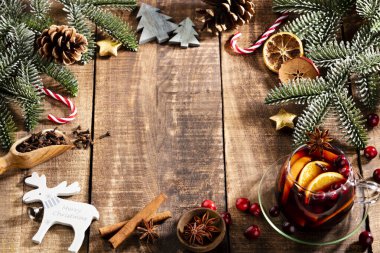 Noel şarabı ve baharatlar ahşap bir kırsal masada..