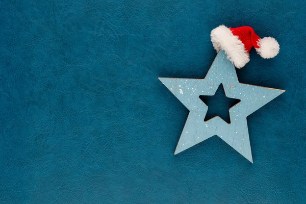 Weihnachtsstern Mit Weihnachtsmützenschmuck Weihnachtsstern Auf Blauem Hintergrund — Stockfoto