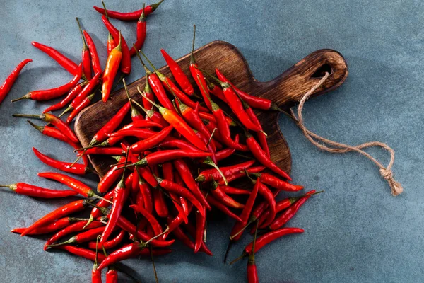 Pastel arka planı olan kırmızı biber deseni, kalıp arka plan tasarımı.