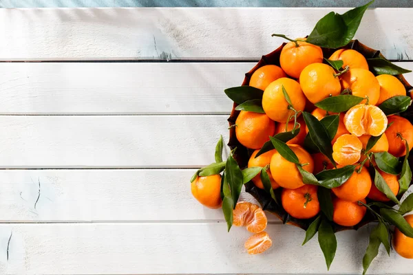 Fresh Mandarin Oranges Fruit Leaves Wooden Box Top View — Stock Photo, Image