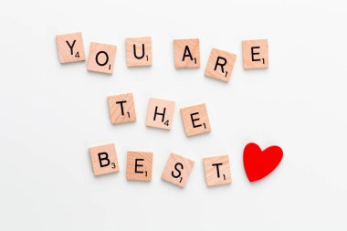 Pastel bir tahtanın içindeki tahta bloklar..