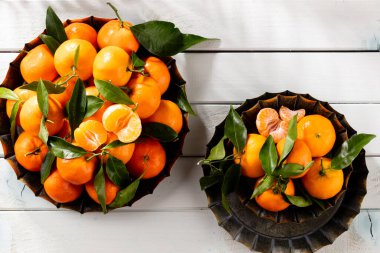 Tahta kutuda yaprakları olan taze mandalina portakalları..