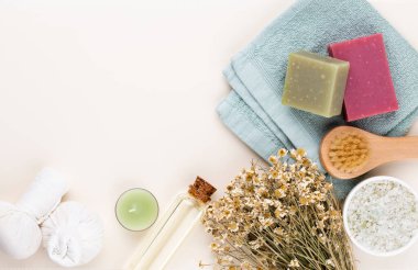 Spa ve banyo ev yapımı kozmetik ürünleri. Pastel arka planda kaplıca ürünleri olan şişeler, üst görünüm.. 