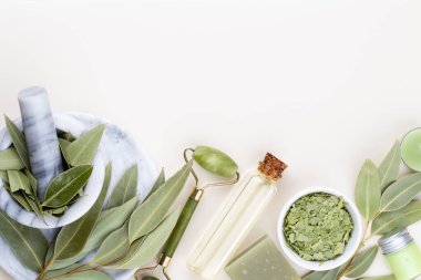 Spa ve banyo ev yapımı kozmetik ürünleri. Pastel arka planda kaplıca ürünleri olan şişeler, üst görünüm..