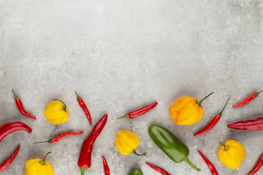 Pastel arka planı olan kırmızı biber deseni, kalıp arka plan tasarımı.