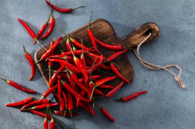 Pastel arka planı olan kırmızı biber deseni, kalıp arka plan tasarımı.