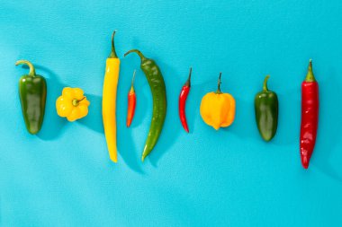 Pastel arka planı olan kırmızı biber deseni, kalıp arka plan tasarımı.