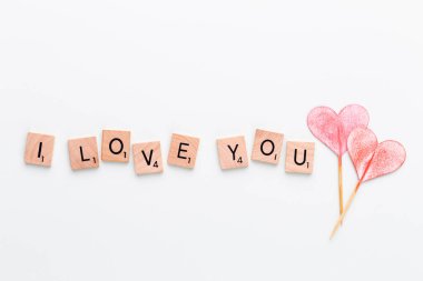 Pastel bir tahtanın içindeki tahta bloklar..