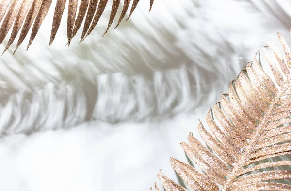 Gouden Palmbladeren Schaduwen Een Blauwe Muurachtergrond — Stockfoto