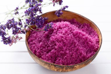 Doğal deniz tuzlu spa seti. Salon tedavisi daveti için spa konsepti veya şablonu. 