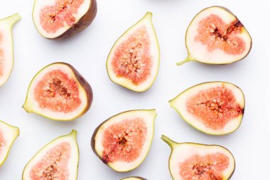 Beyaz arka planda izole edilmiş incir meyveleri. Üst Manzara. Düz yatıyordu.