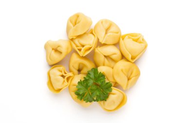 Çiğ makarna, otlu tortellini..