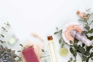 Kaplıca ve cilt bakımı ev yapımı kozmetik ürünleri. Pastel arka planda kaplıca ürünleri olan şişeler.