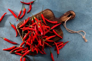 Pastel arka planı olan kırmızı biber deseni, kalıp arka plan tasarımı.