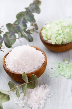 Doğal deniz tuzlu spa seti. Salon tedavisi daveti için spa konsepti veya şablonu. 