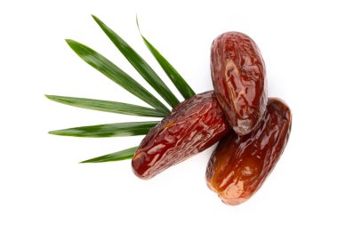 Kuru tarihler beyaz arkaplanda izole edilmiş. Üst Manzara. Düz uzanma deseni.