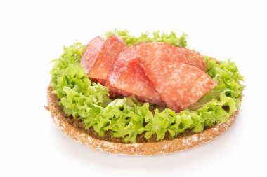 Beyaz arka planda salamlı sandviç.. 