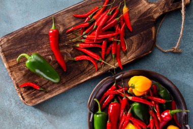 Pastel arka planı olan kırmızı biber deseni, kalıp arka plan tasarımı.