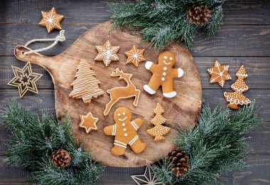 Lezzetli zencefilli kurabiyeler ve ahşap arka planda Noel dekoru..