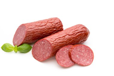 Salam dilimleri. Beyaz bir arka planda izole edilmiş. sosis kesimi.