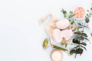 Kaplıca ve ev yapımı kozmetik ürünleri. Pastel arka planda kaplıca ürünleri olan şişeler.